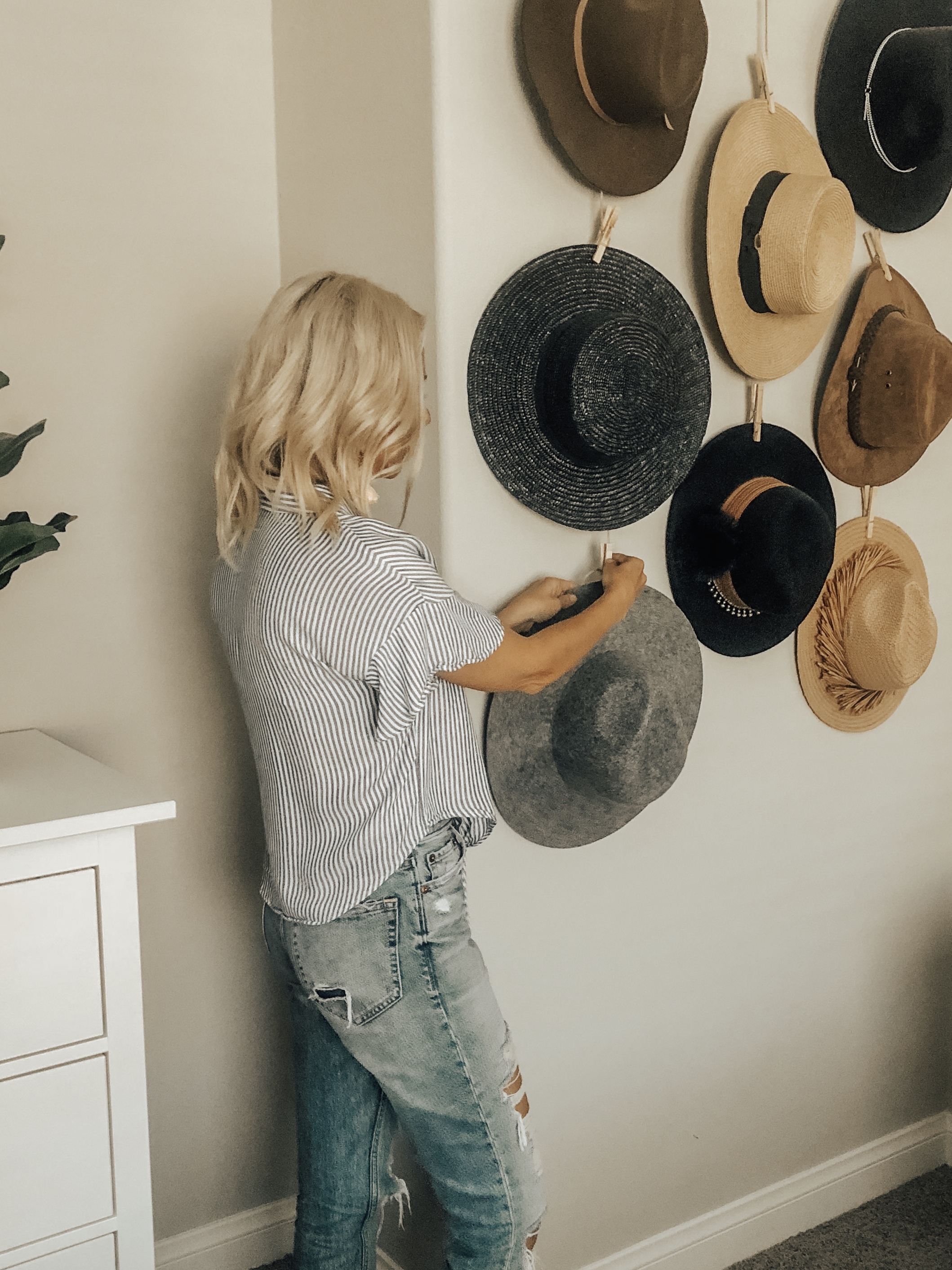 DIY HAT WALL TUTORIAL= Jaclyn De Leon Style + Looking for an affordable way to organize and display your hats? I've got the easiest DIY for under $20 and with only 4 supplies. Turn your hats into a boho chic home decor piece.