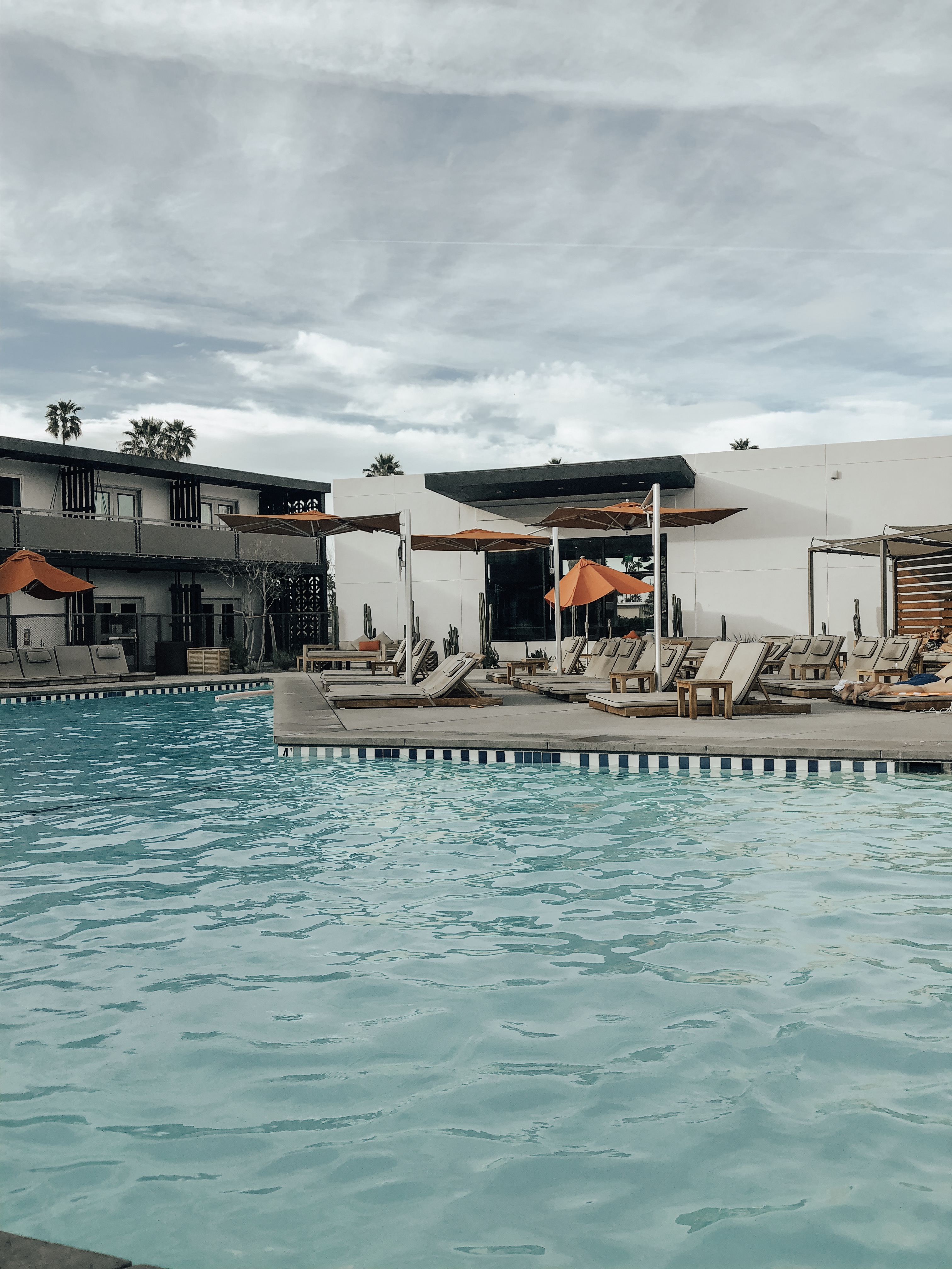 SPRING BREAK GETAWAY TO PALM SPRINGS- Jaclyn De Leon Style + Looking for an easy mini vacation somewhere warm? Palm Springs has the best boutique hotels with plenty of fun at the pool, good restaurants to eat at and warm weather.