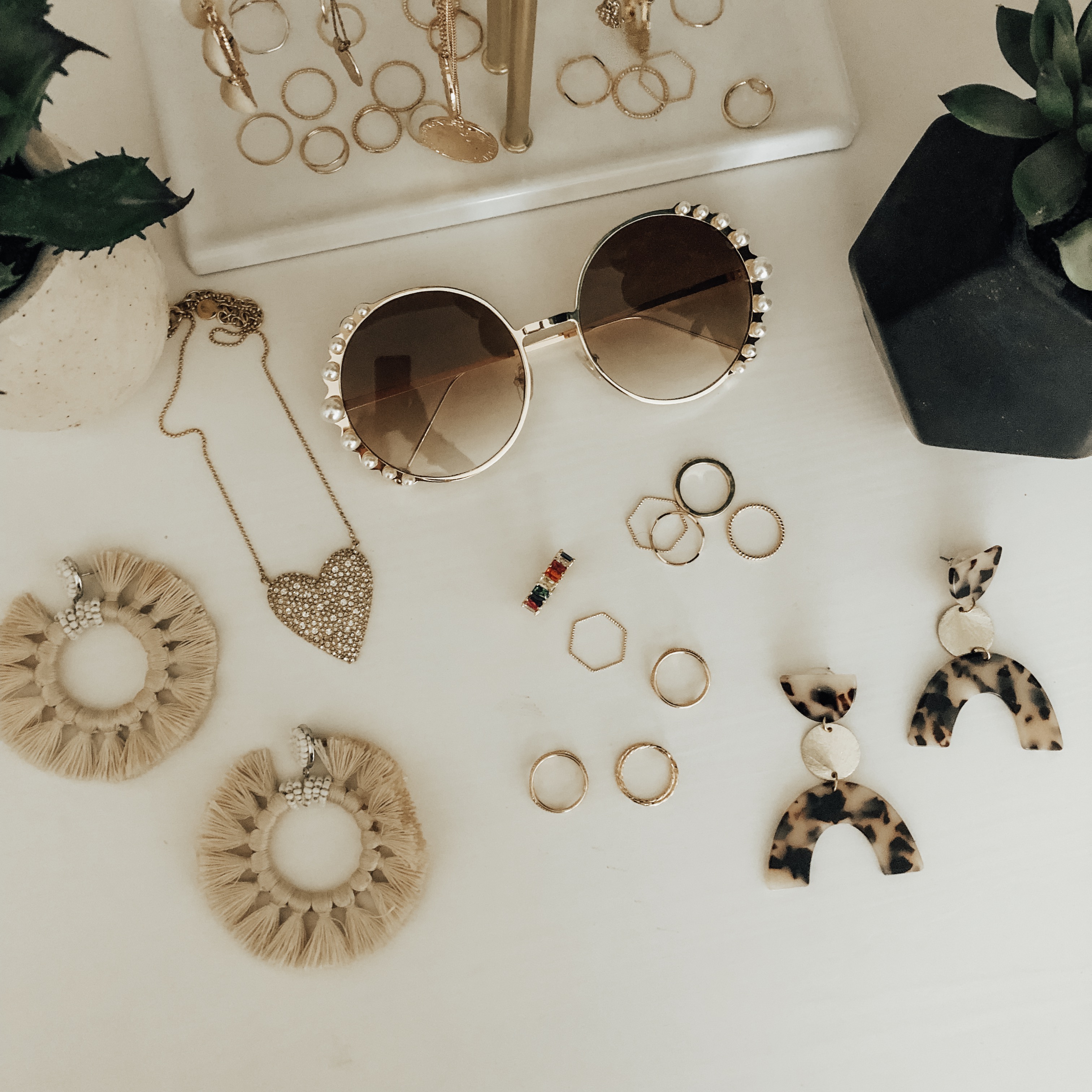 ALL THE CURRENT JEWELRY TRENDS + THE BEST AFFORDABLE DUPES- Jaclyn De Leon Style + I'm dishing on all my favorite current jewelry trends from statement earrins to delicate layering necklaces and finding all the best designer dupes!