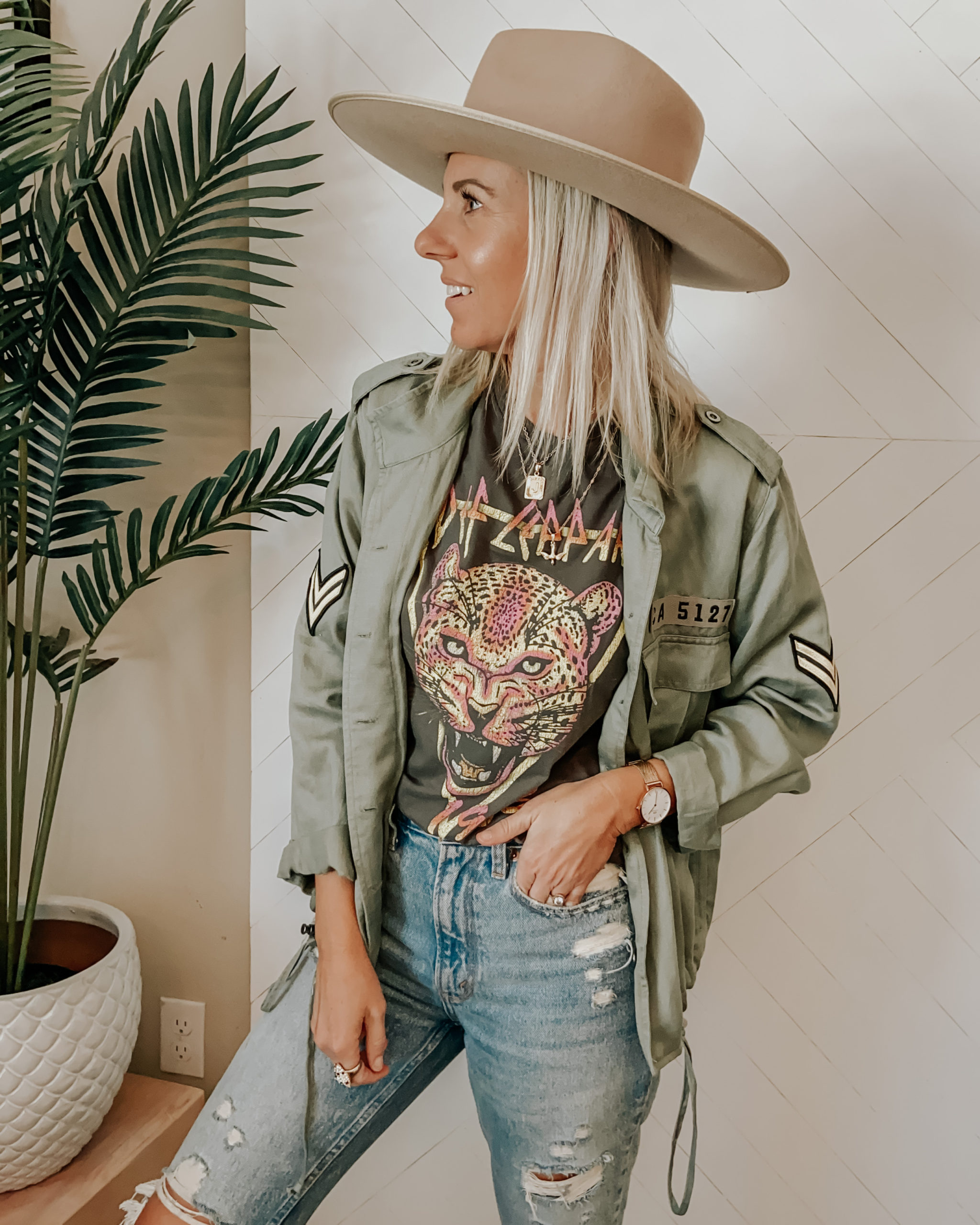 TOP 10 OF 2019- Jaclyn De Leon Style +Sharing the top selling items from 2019 including several Amazon finds, my favorite shoes, jewelry, graphic tees and of course my must have mom jeans.