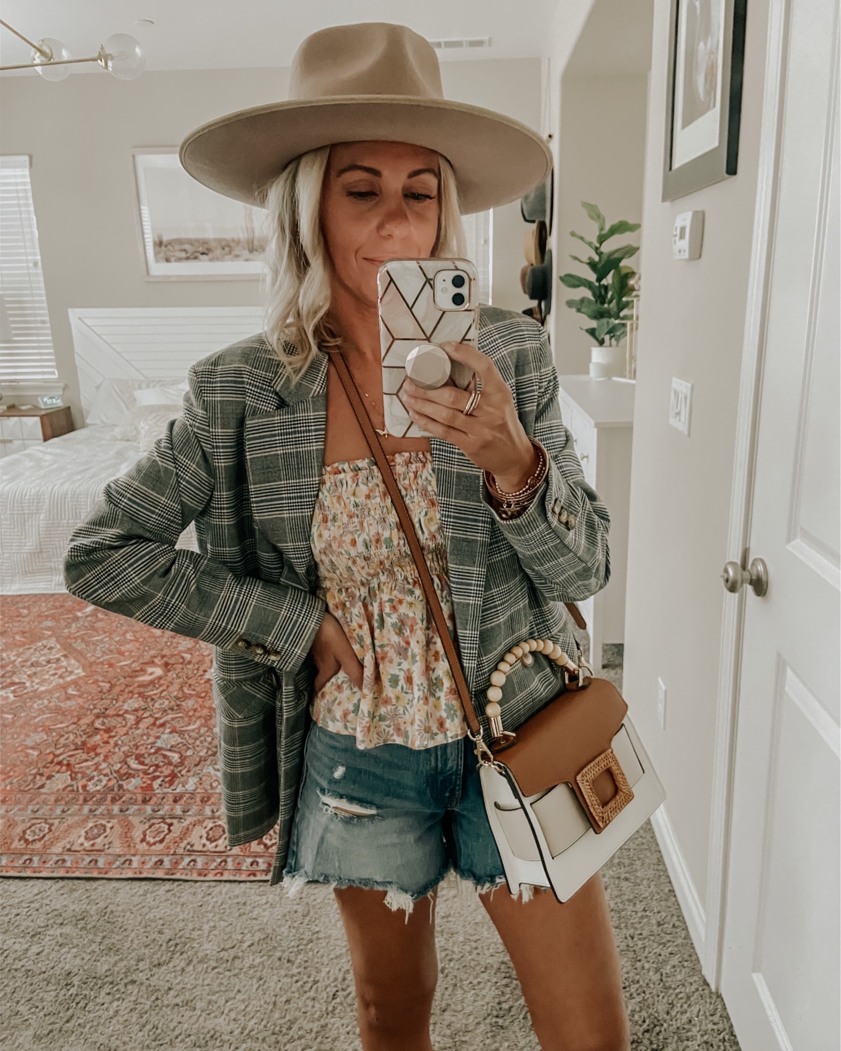5 WAYS TO STYLE DENIM SHORTS- Jaclyn De Leon Style- Sharing a few different ways to style denim shorts from casual + cool to dressed up for date night