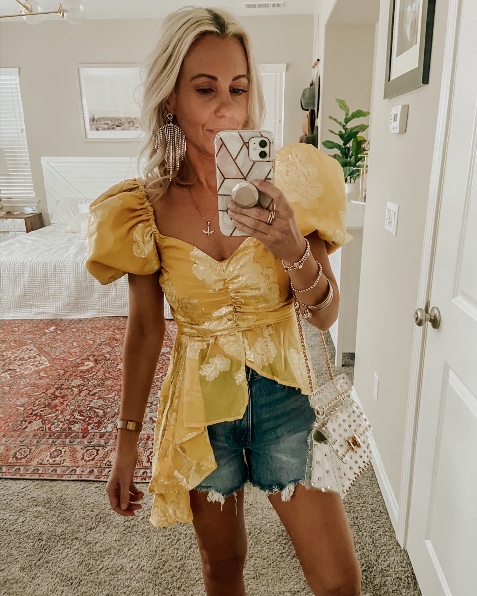 5 WAYS TO STYLE DENIM SHORTS- Jaclyn De Leon Style- Sharing a few different ways to style denim shorts from casual + cool to dressed up for date night
