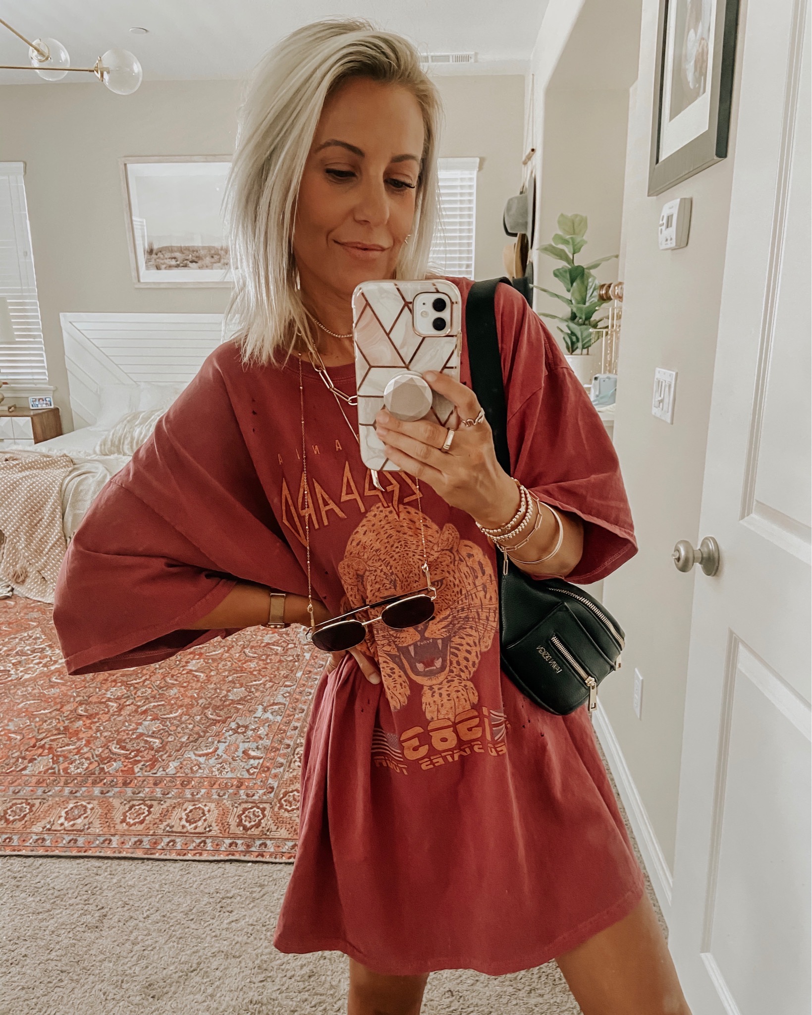 STYLING OVERSIZED GRAPHIC TEES- Jaclyn De Leon Style+ sharing tips and tricks for styling oversized graphic tees. Pairing them with shorts, as a dress and more!