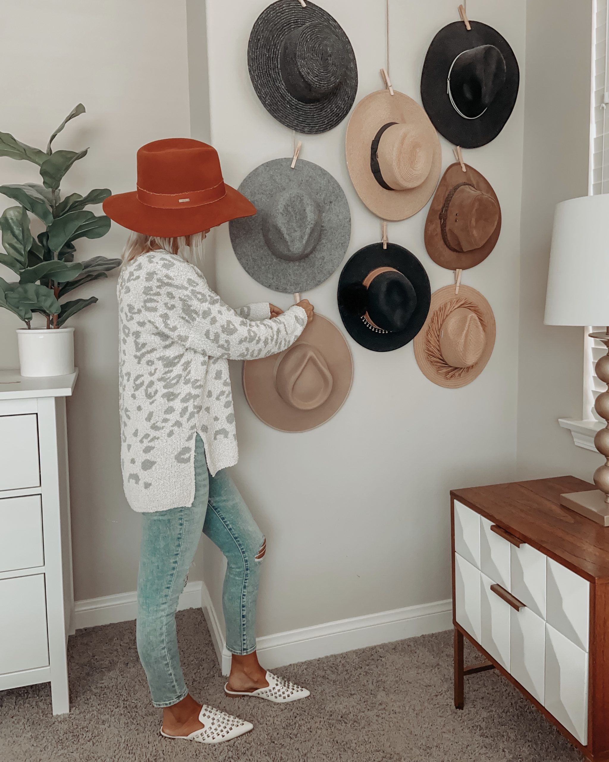 FALL HAT FINDS: SAVE VS SPLURGE + jaclyn De Leon Style- Sharing my latest hat favorites for Fall including must have splurges and great save options