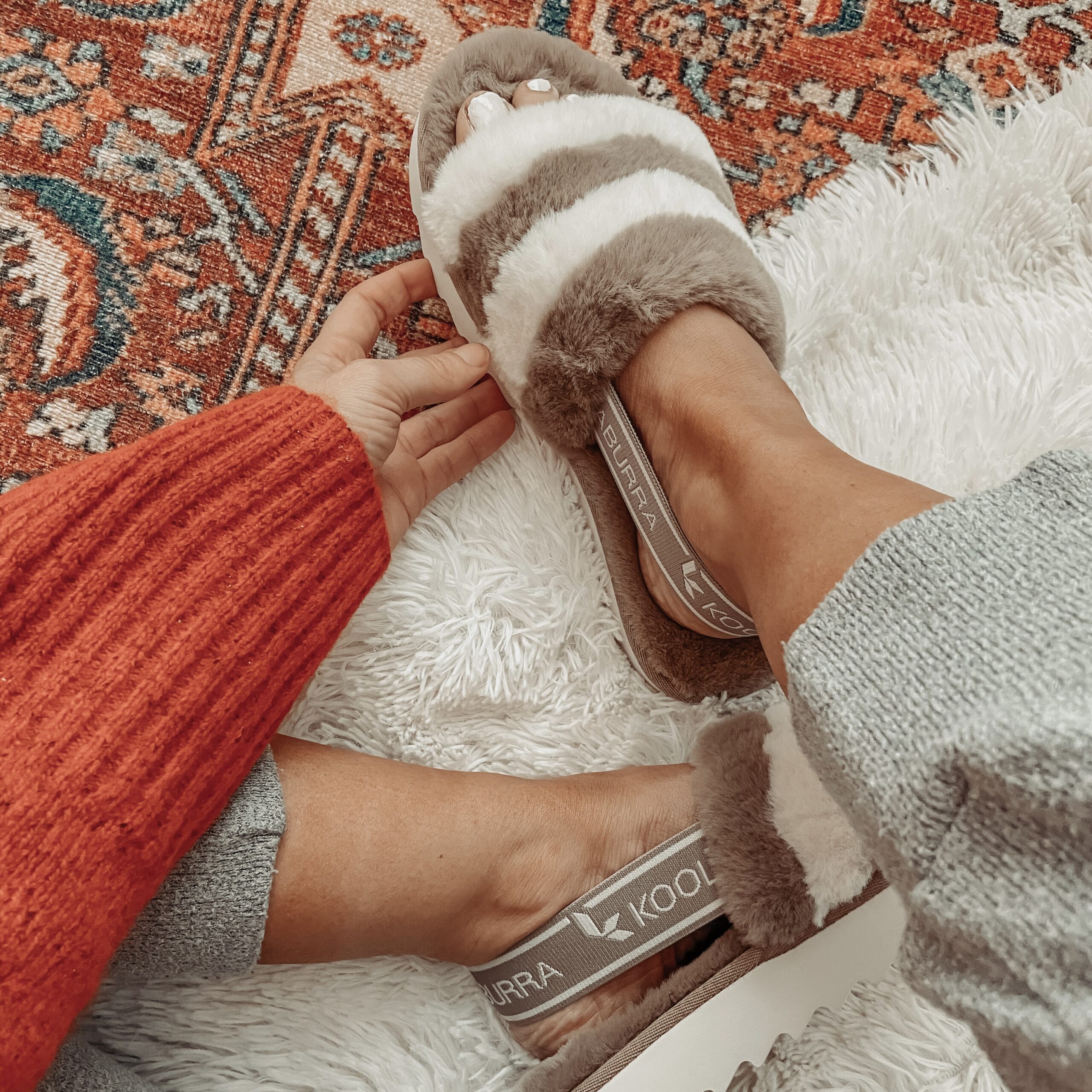 COZY SLIPPERS FOR ALL THE AT HOME HOLIDAY FESTIVITIES: Jaclyn De LEon Style- rounding up my favorite cozy slippers from affordable amazon finds to must have splurges