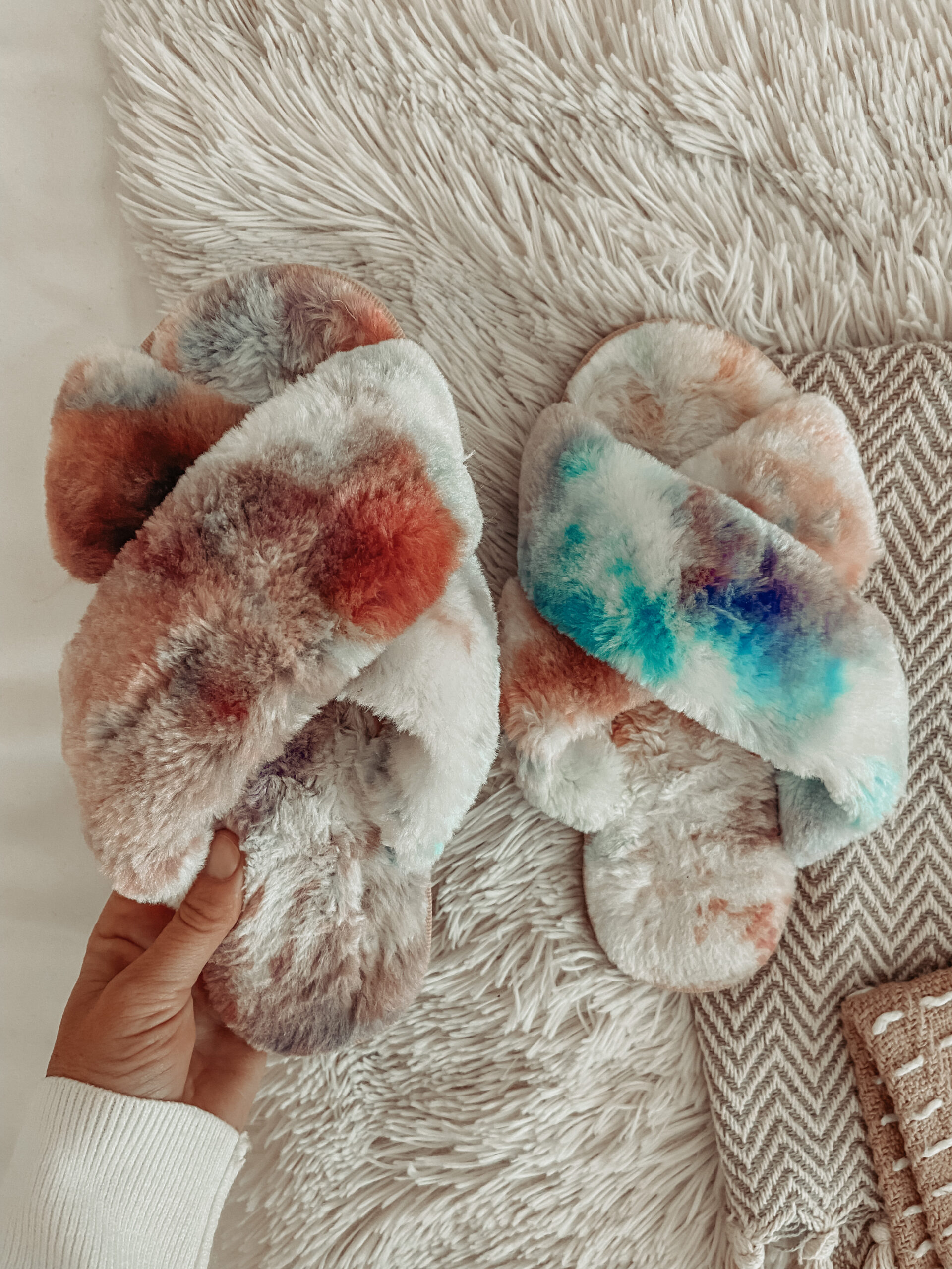 COZY SLIPPERS FOR ALL THE AT HOME HOLIDAY FESTIVITIES: Jaclyn De LEon Style- rounding up my favorite cozy slippers from affordable amazon finds to must have splurges