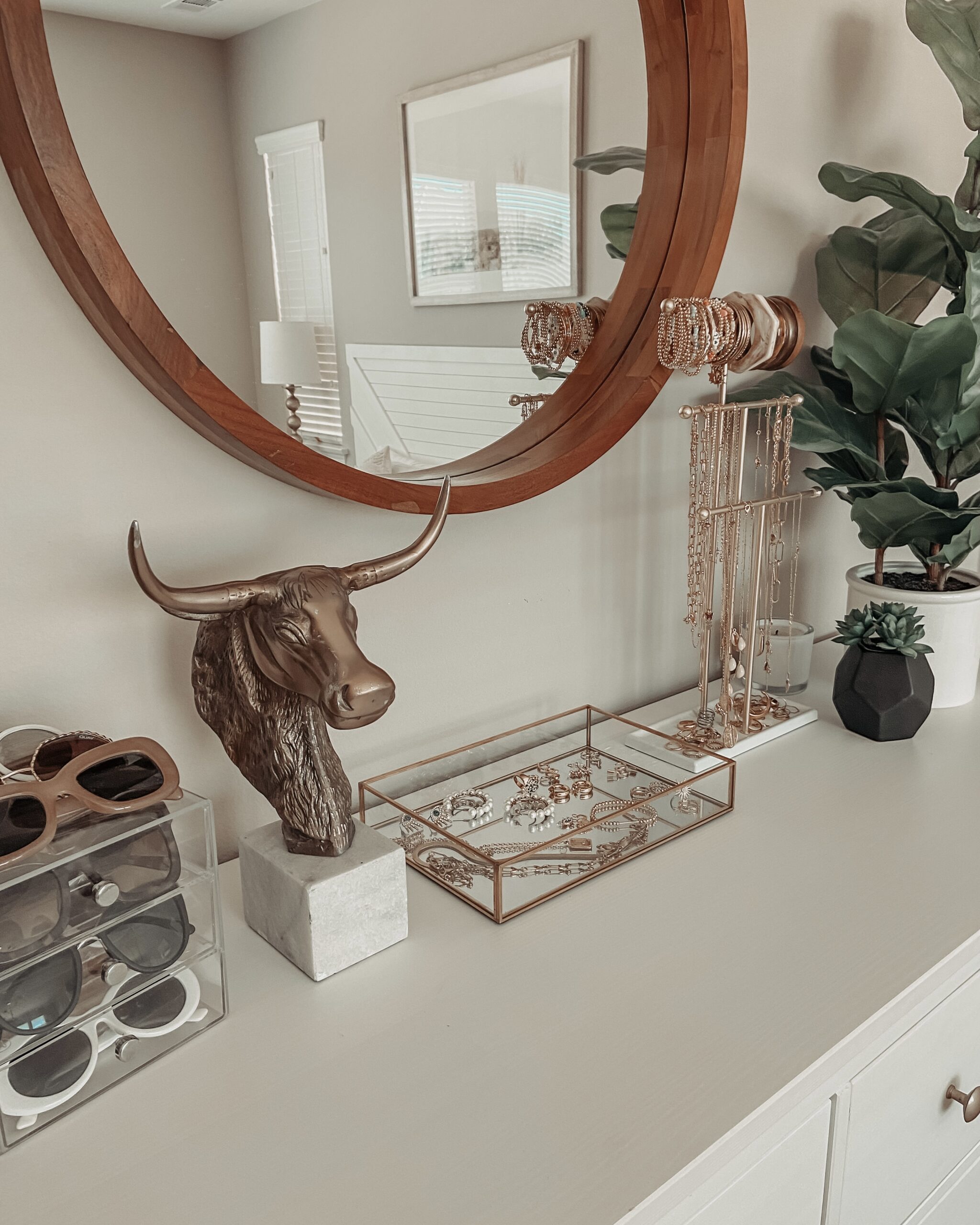 FAVORITE ORGANIZATIONAL FINDS- Jaclyn De Leon Style: Sharing all my favorite organizational pieces to help you get organized. Love my jewelry display + sunglasses organizer. Jewelry drawer organizers + bath caddy organizer + more