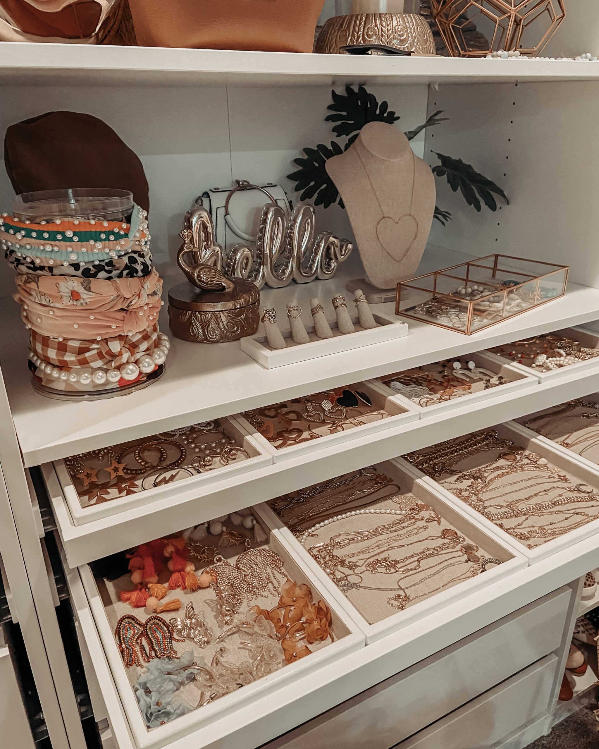 FAVORITE ORGANIZATIONAL FINDS- Jaclyn De Leon Style: Sharing all my favorite organizational pieces to help you get organized. Love my jewelry display + sunglasses organizer. Jewelry drawer organizers + bath caddy organizer + more