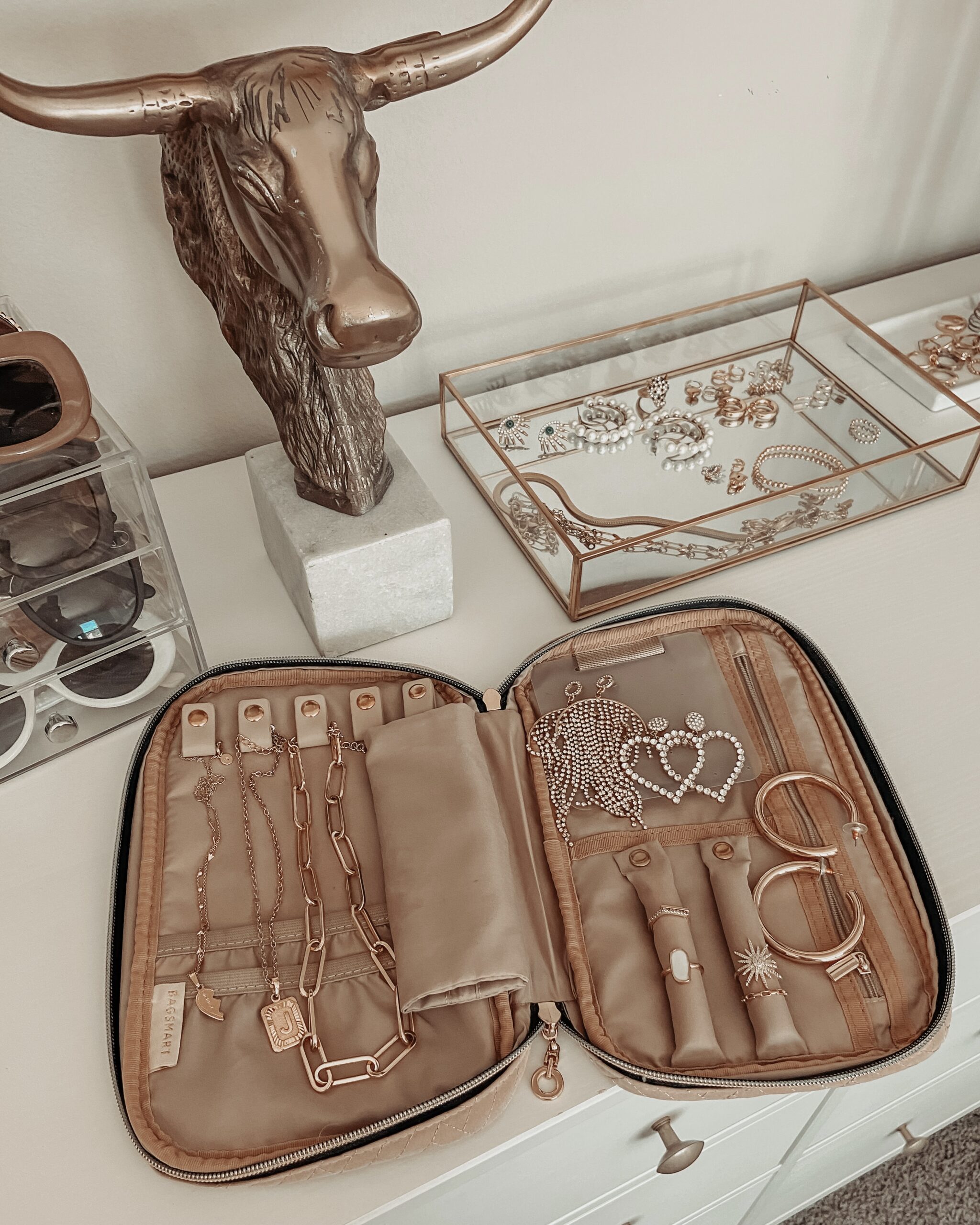 FAVORITE ORGANIZATIONAL FINDS- Jaclyn De Leon Style: Sharing all my favorite organizational pieces to help you get organized. Love my jewelry display + sunglasses organizer. Jewelry drawer organizers + bath caddy organizer + more