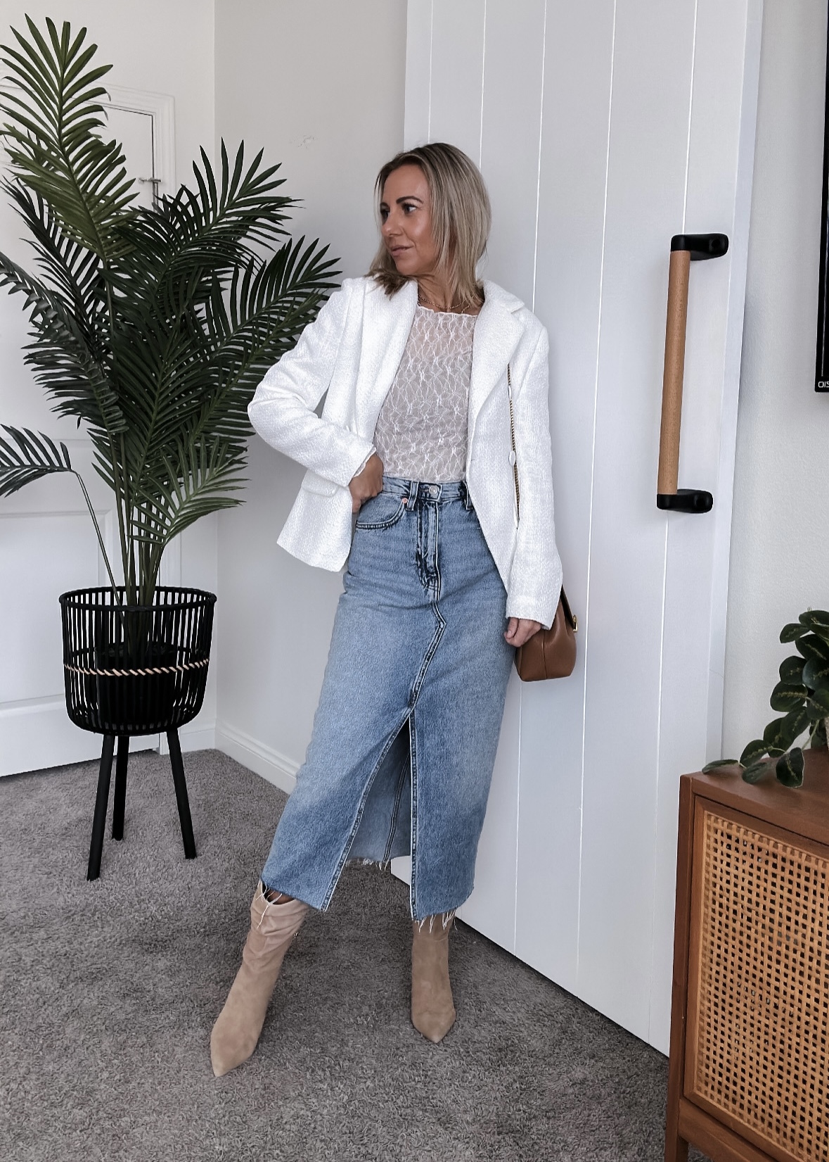 The IT blazer for Spring-Jaclyn De Leon style. The Boucle blazer is a must have for spring and a closet staple. It can effortlessly fit into your wardrobe and I’m showing several ways to wear it. From a casual day of running errands to a guest at a wedding it is such a chic and classic piece.