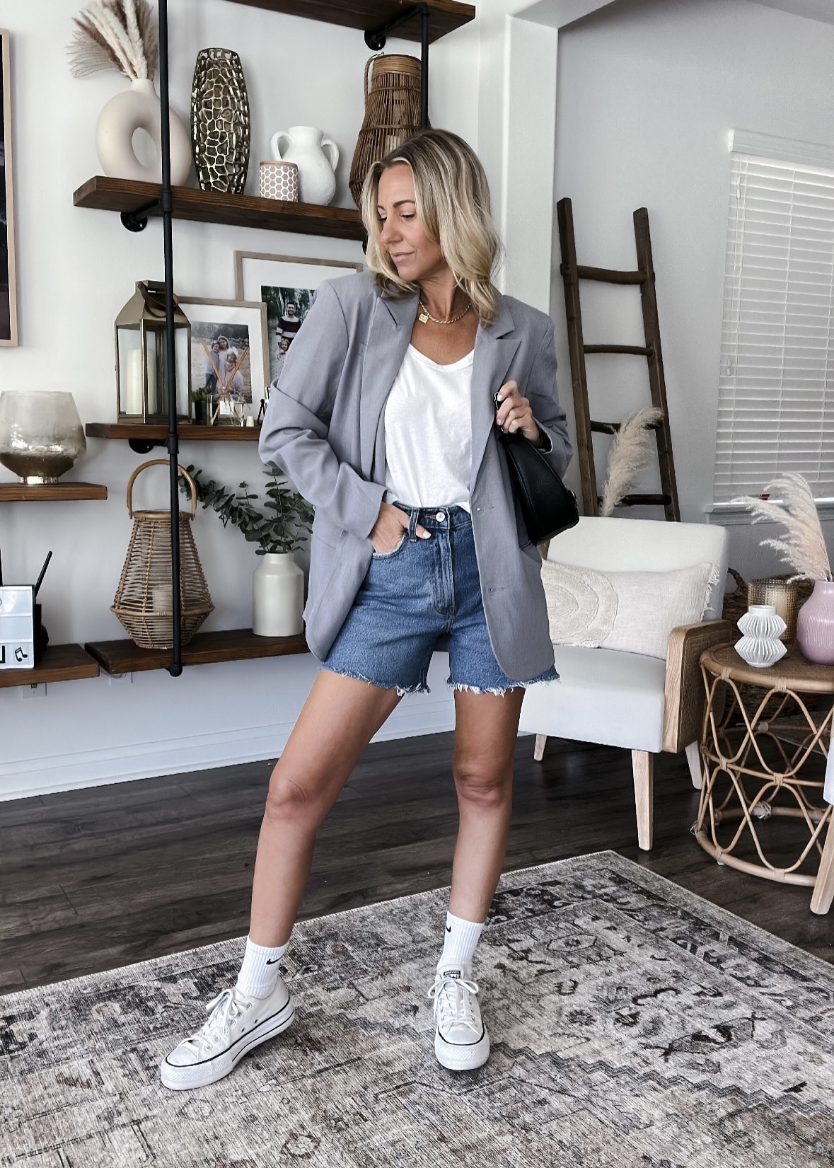Styling the dad shorts for everyday-Jaclyn De Leon style. The Abercrombie dad shorts are by far by favorite shorts. If you love the 90s fit jeans then these shorts are for you. They come in tons of washes and even faux leather.
